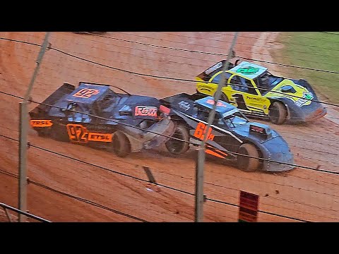 Baypark Speedway - Supersaloons - 30/12/24 - dirt track racing video image