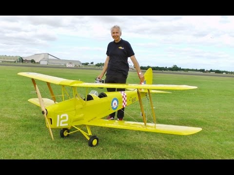 RC SCALE De HAVILAND TIGERMOTH - FLOWN BY GERHARD REINSCH AT WILLIS WARBIRDS FIGHTER MEET - 2015 - UCMQ5IpqQ9PoRKKJI2HkUxEw