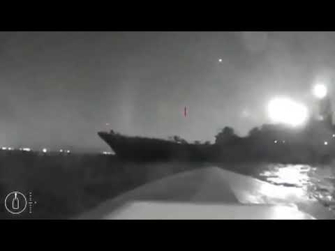 Καρέ - καρέ η επίθεση ουκρανικών drones σε ρωσικό πολεμικό πλοίο | CNN Greece