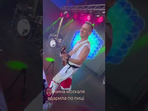 Дівчина моzкаля вдарила по пиці!