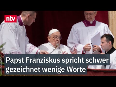 Papst Franziskus spricht schwer gezeichnet wenige Worte - Auftritt im Rollstuhl vor Gläubigen