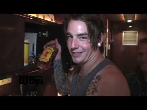 We Came As Romans - BUS INVADERS Ep. 475 [Warped Edition 2013] - UCybDimFZ3eoUQxSArdqCe9g