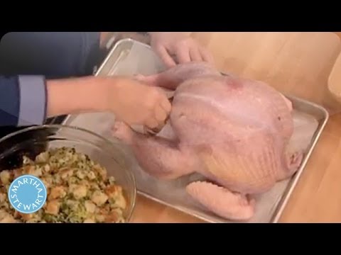 How to Stuff a Turkey - Martha Stewart - UC6JBm9OAkpI6NUBV_NsLxTA