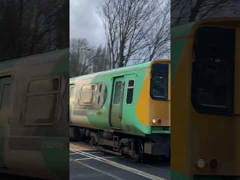 Class 313 speeds through level crossing #shorts #railway #train #class313