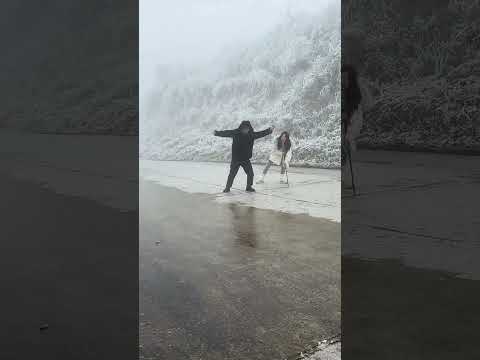 Icy road turns rescue attempt into a slow-motion fail in Guizhou, China