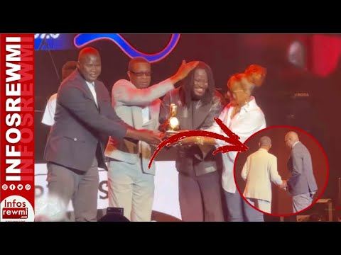 Le beau geste de Youssou Ndour, il demande au ministre Amadou Ba de monter sur scène pour