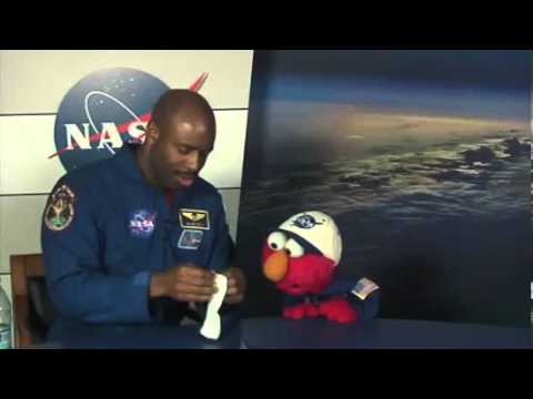 Staying Clean In Space with Elmo - UCVTomc35agH1SM6kCKzwW_g