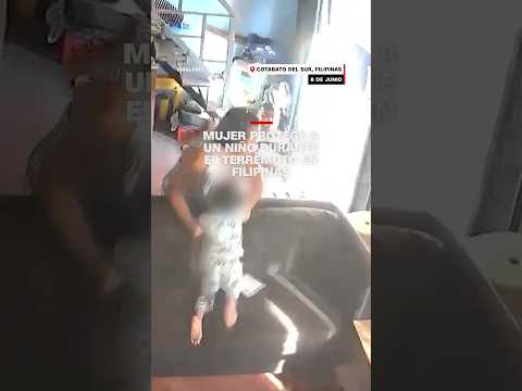 Mujer protege a un niño durante el terremoto en Filipinas