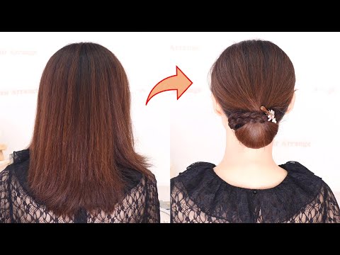 【セミロングからロングヘアまで】ワンポイントの三つ編みが上品なシニヨン