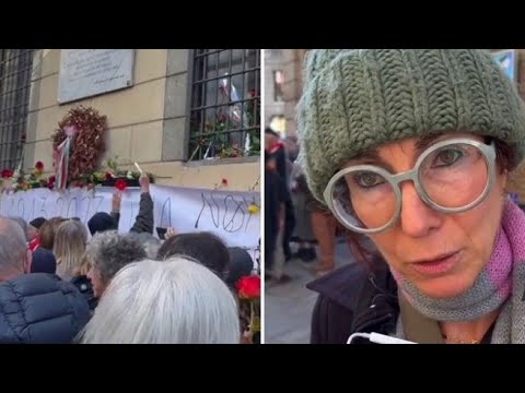 Piccolo, flashmob contro la nomina di Geronimo La Russa nel cda del teatro fondato da Grassi e...