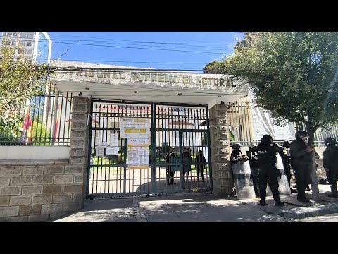 Police guard electoral court in La Paz as Morales' supporters begin march | AFP