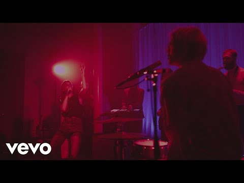 MØ - Turn My Heart to Stone (Live) - UCtGsfvj155zp8maBFng9hHg