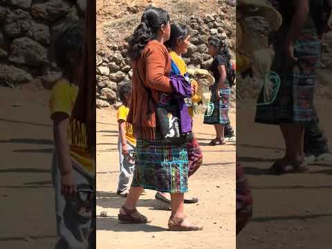 Baile 💃 con la gallina 🐔 #guatemala