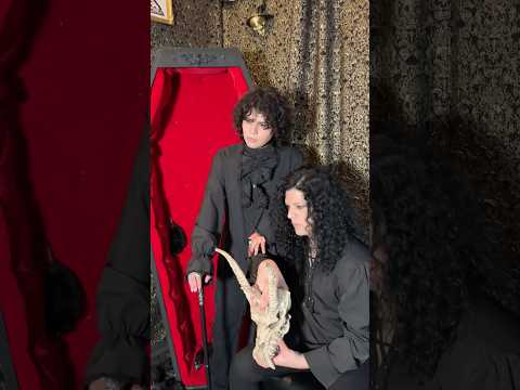 Detrás de las cámaras 📸 Fotografo: @davaztphoto, Vestuario: Oscar Maya. #veildeth #goth #gothic