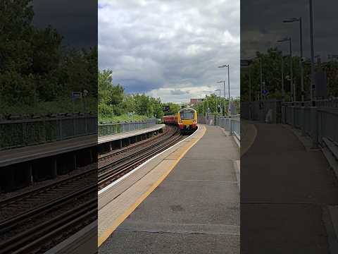 SWR Class 707 Arriving Into Hampton Wick Station (01/07/23) #train #railway #railwaynetwork