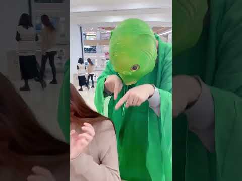 什么视频居然看得这么忘我!#搞笑 #整蛊路人 #尴尬