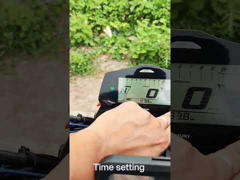 Come regolare l'orario nella Suzuki Gixxer?