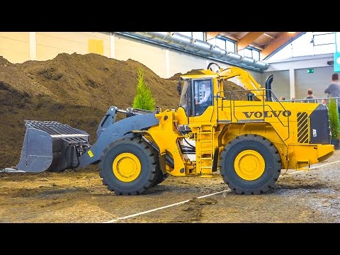 120kg!!! XXXL VOLVO L 350 F RC WHEEL LOADER AT WORK / Faszination Modellbau Friedrichshafen 2016 - UCOM2W7YxiXPtKobhrYasZDg