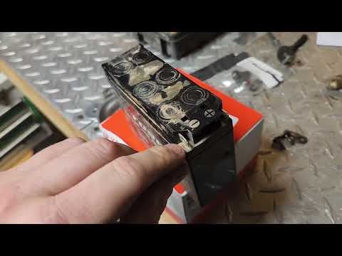 Come si sostituisce la batteria della Yamaha TTR 50?