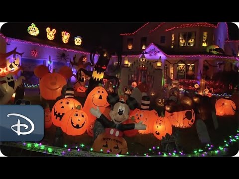 Couple Celebrates a Disney Halloween in Their Yard | Disney Parks - UC1xwwLwm6WSMbUn_Tp597hQ