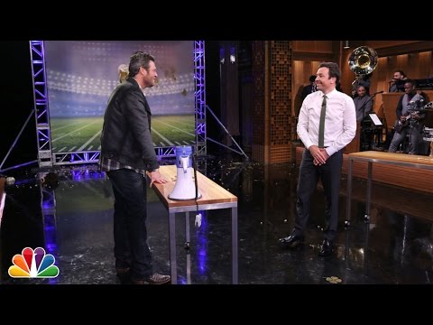 Random Object Football Toss with Blake Shelton - UC8-Th83bH_thdKZDJCrn88g