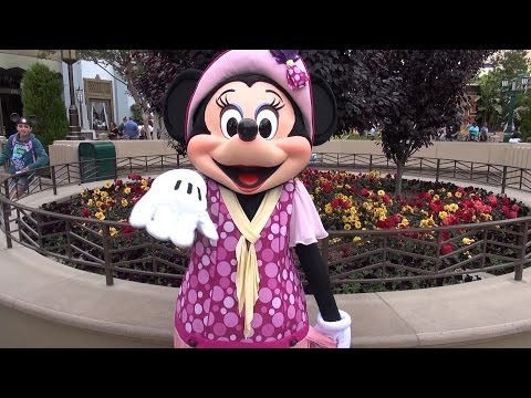 Minnie Mouse Greets Us in a New Costume at Disney California Adventure, Disneyland Resort 60th - UCe-gHr2O_LP7t0YJYHZQZlg