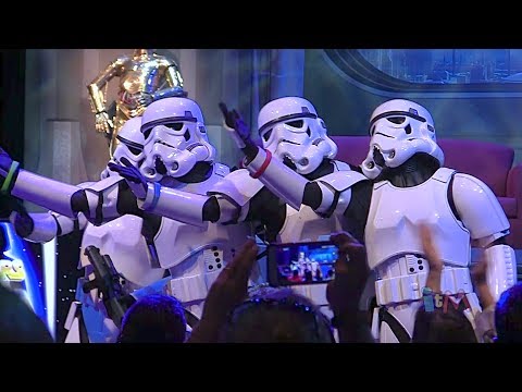 Stormtroopers sing "Let It Go" from Frozen in song medley at Star Wars Weekends 2014 - UCYdNtGaJkrtn04tmsmRrWlw