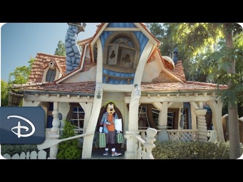 Goofy in The Art of Vacationing | Disneyland Resort - UC1xwwLwm6WSMbUn_Tp597hQ