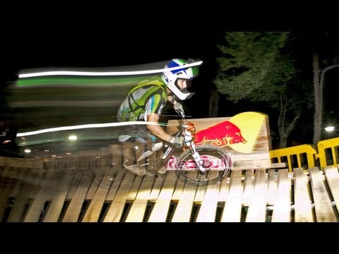 Downhill MTB in the Dark - Red Bull Dark Knights 2013 Singapore - UCblfuW_4rakIf2h6aqANefA