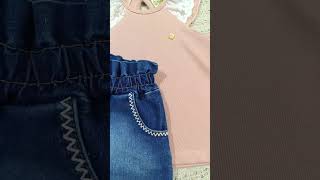 Conjunto jeans infantil menina blusa em malha canelada na cor salmão e shorts de cós clochard no tecido jeans