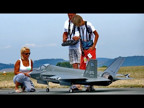 F-35 LIGHTNING II GIANT RC SCALE MODEL JET FLIGHT DEMO "DISPLAY PILOT BY IQ-HAMMER" / Bayreuth 2016 - UCH6AYUbtonG7OTskda1_slQ