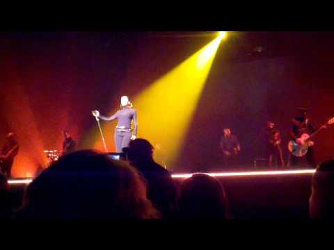Sade live in Nice, Skin