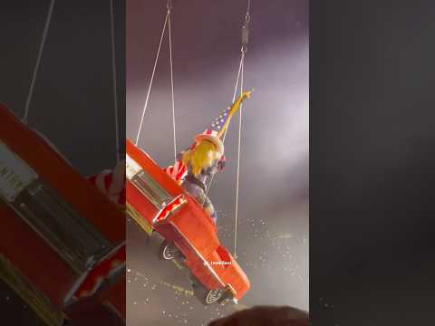 THIS IS INSANE! Look how tilted Beyoncé's car was during the performance of “16 CARRIAGES” #beyonce