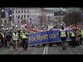 آلاف المتظاهرين في السويد وفرنسا احتجاجًا على شهادة التلقيح ضد كورونا
