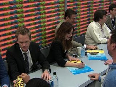 Comic-Con 2013 - How I Met Your Mother: Signing - UClzCn8DxRSCuMFv_WfzkcrQ