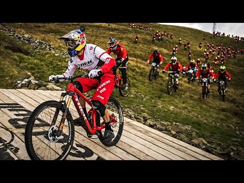 Gee Atherton VS 400 Mountain Bikers | Red Bull Fox Hunt 2016 - UCblfuW_4rakIf2h6aqANefA