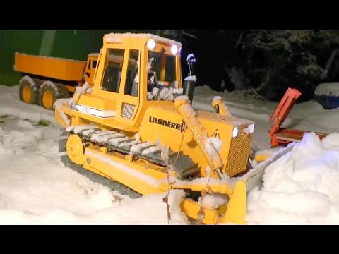 HEAVY MACHINES |  RC DOZER AT THE SNOW |  KIROVETS AND MAN WORKING AT THE SNOW |RC TOYS - UCT4l7A9S4ziruX6Y8cVQRMw