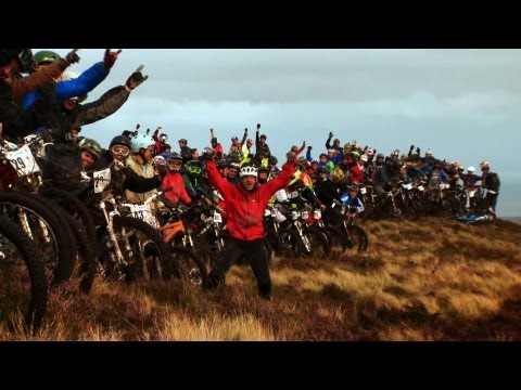 Gee Atherton vs 400 mountain bikers - Red Bull Foxhunt - Downhill MTB race - UCblfuW_4rakIf2h6aqANefA