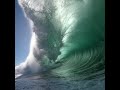 Surfeur filme l’intérieur d’une énorme vague