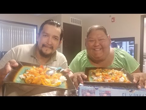 Hablando español/comiendo/arroz blanco/camarones con verdura/tomando agua y sprite/con mi esposo