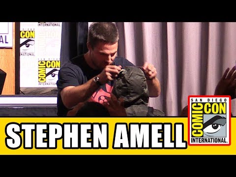 Stephen Amell Gives His Arrow Necklace to Young Cancer Fighter at Arrow Comic Con Panel - UCS5C4dC1Vc3EzgeDO-Wu3Mg