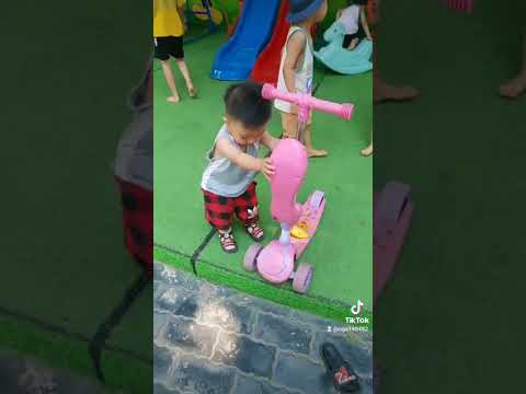 Chơi xe đồ chơi trẻ em