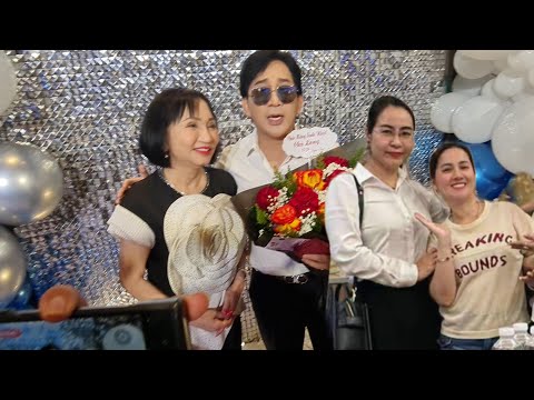 Anh nsut kim Tử Long nhận quà khủng từ khán giả