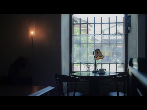 休日の喫茶店を眺める