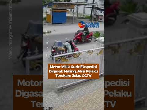 Motor Milik Kurir Ekspedisi Digasak Maling, Aksi Pelaku Terekam Jelas CCTV #maling #motor #shorts