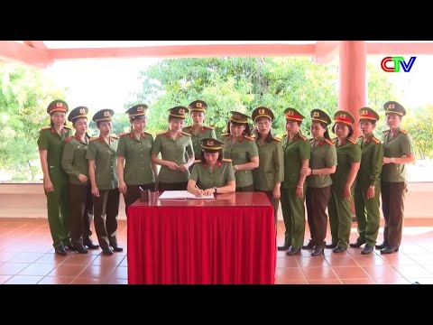 Phụ nữ Công an Cà Mau dâng hoa, dâng hương, báo công Bác