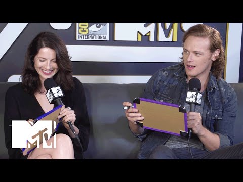 'Outlander' Stars Caitriona Balfe & Sam Heughan Play 'Know Your Co-Star' | Comic-Con 2015 - UCxAICW_LdkfFYwTqTHHE0vg