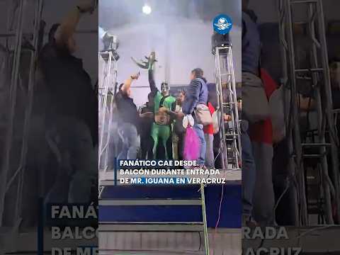 ¡Salió volando! Quería una foto de su luchador favorito y así terminó #shorts