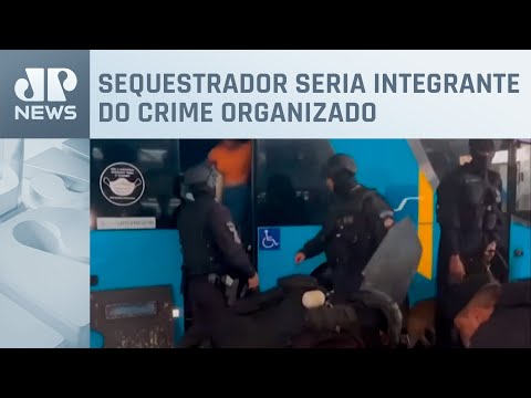 Homem baleado em sequestro de ônibus no RJ passa por cirurgia e está em estado grave