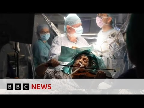 Violinist who played during brain surgery reunites with doctor - BBC News